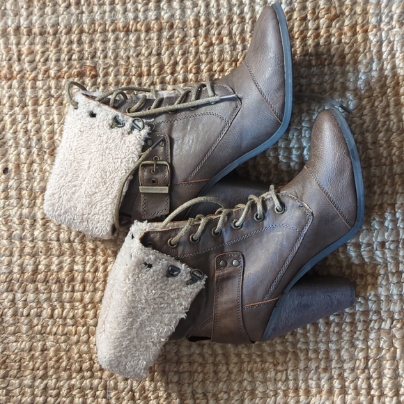 Brown Heel Boots w/ Faux fur lining size 8.5 - Picture 1 of 7